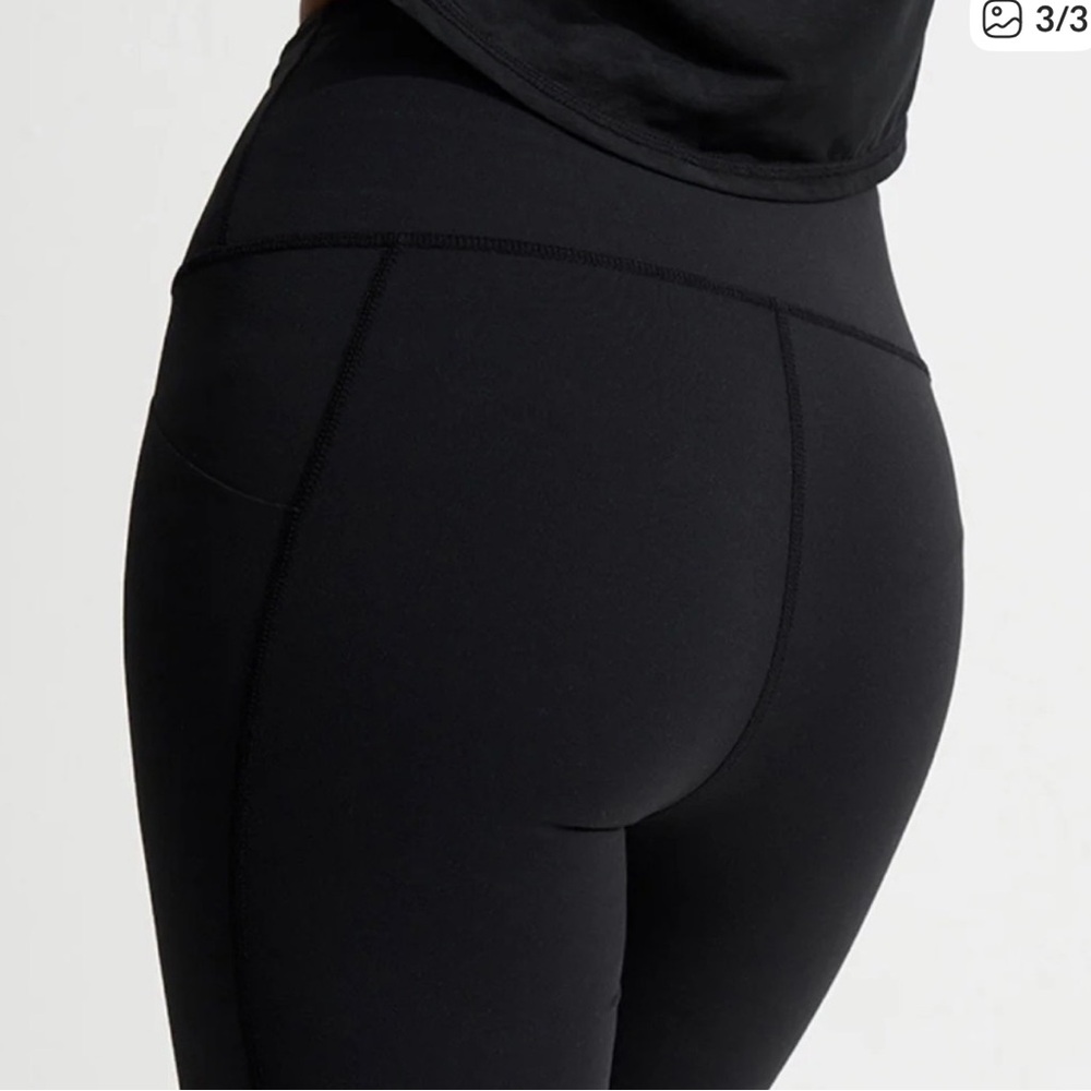 Varley Lets Go Black Biker Shorts with Pockets - Picture 3 of 7